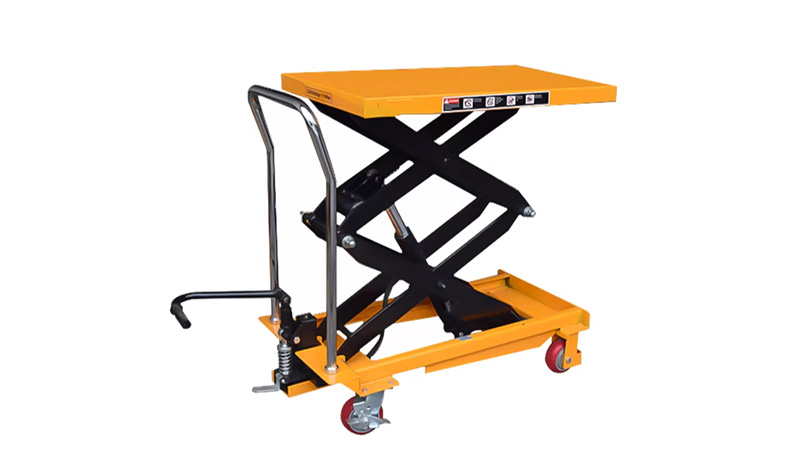 एक छोटा हाइड्रोलिक लिफ्टिंग ट्रक इंजन को कैसे उठाता है?